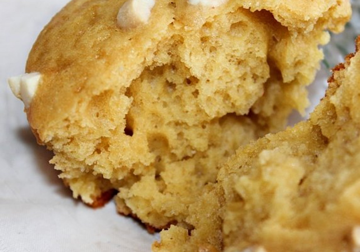 Muffiny z masłem orzechowym i solonymi orzeszkami ziemnymi foto