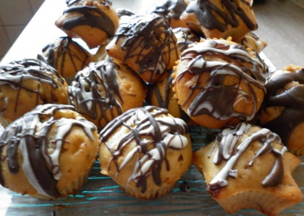 Fotografia przedstawiająca Muffiny z orzechami i czekoladą