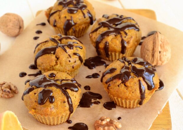 Fotografia przedstawiająca Muffiny z orzechami i czekoladą
