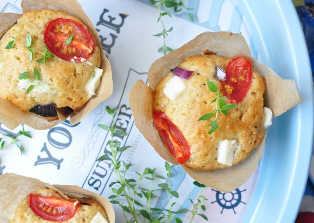 Fotografia przedstawiająca muffiny z pomidorkami i fetą