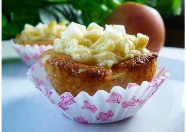 Fotografia przedstawiająca " Muffiny z prażonymi jabłkami i kremem budyniowym "