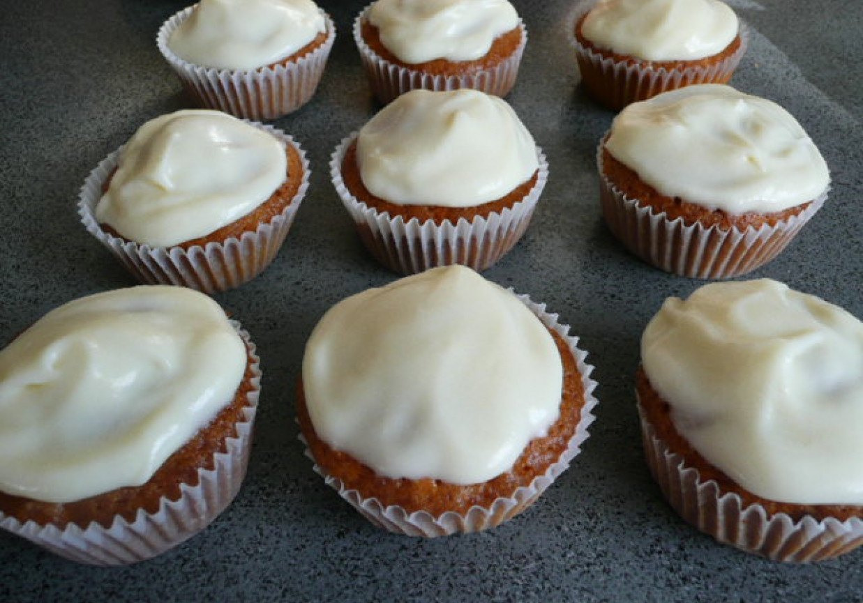 Muffiny z pyszną białą chmurką foto