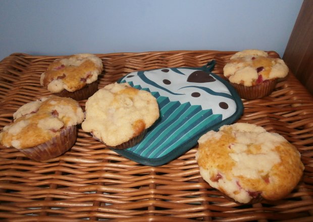 Fotografia przedstawiająca Muffiny z rabarbarem i z kruszonką.
