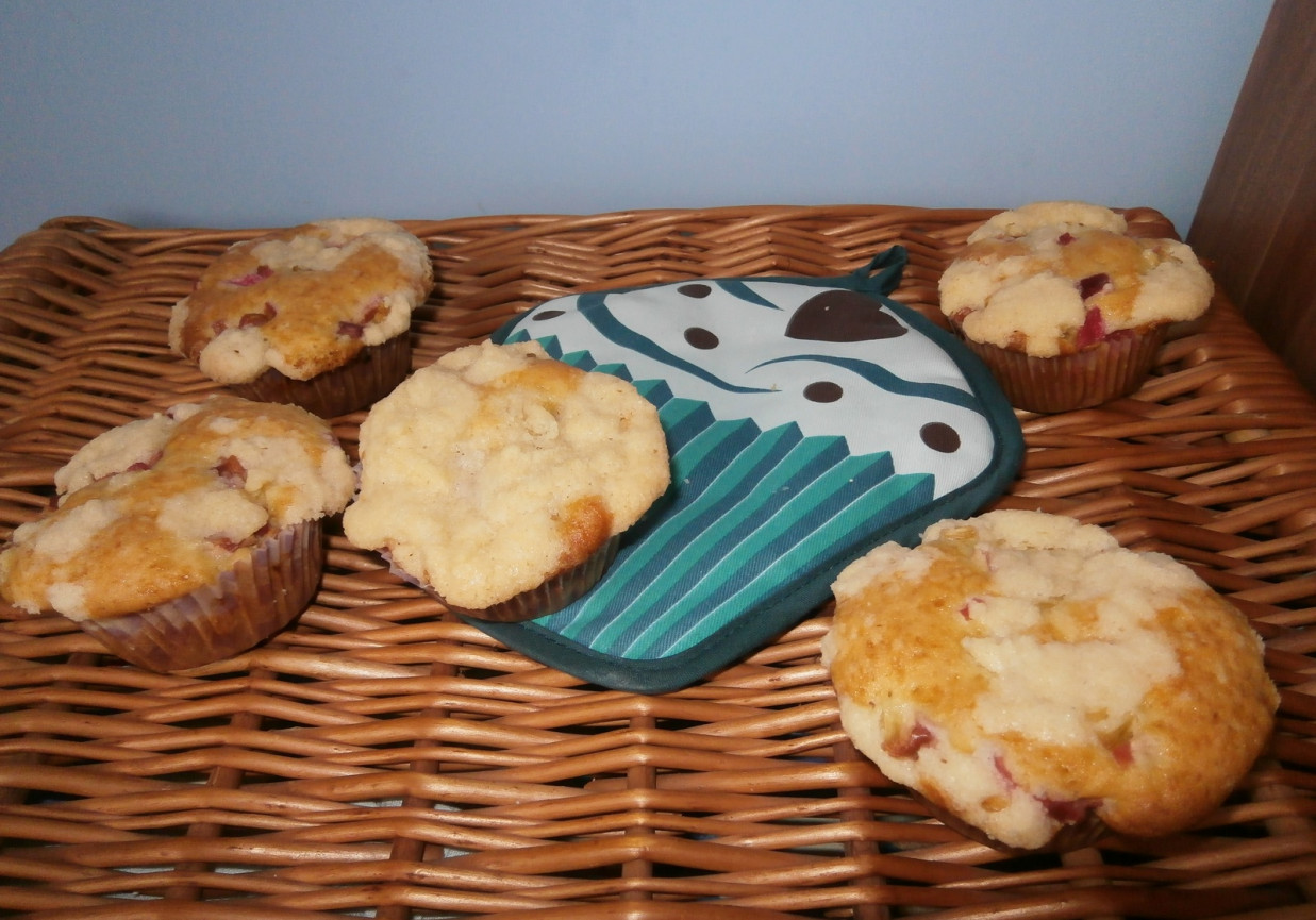 Muffiny z rabarbarem i z kruszonką. foto