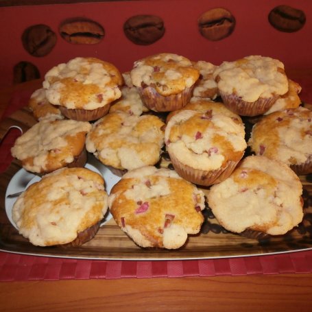 Krok 4 - Muffiny z rabarbarem i z kruszonką. foto