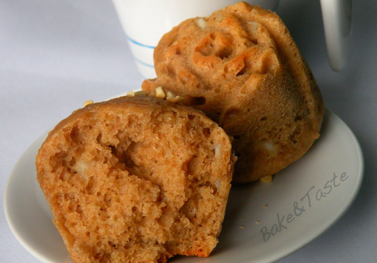 Muffiny z serkiem wiejskim i orzechami (pełnoziarniste) foto