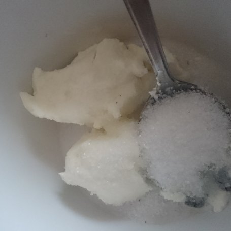 Krok 2 - Muffiny z suszonymi jabłkami nadziewane twarożkiem (z nutą karmelowo-waniliową) foto