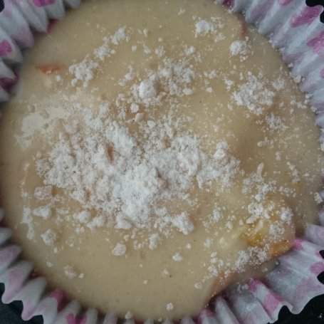 Krok 5 - Muffiny z suszonymi jabłkami nadziewane twarożkiem (z nutą karmelowo-waniliową) foto