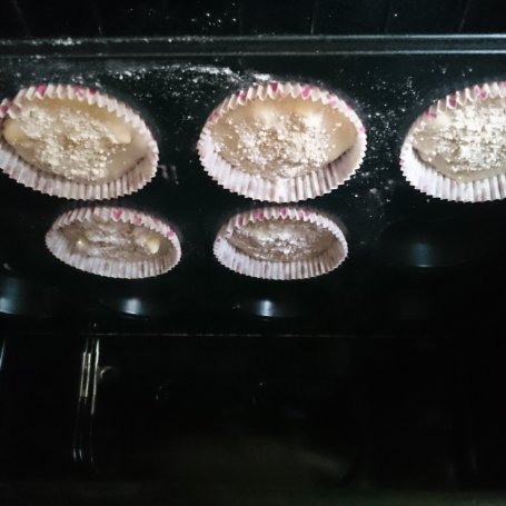 Krok 6 - Muffiny z suszonymi jabłkami nadziewane twarożkiem (z nutą karmelowo-waniliową)  foto