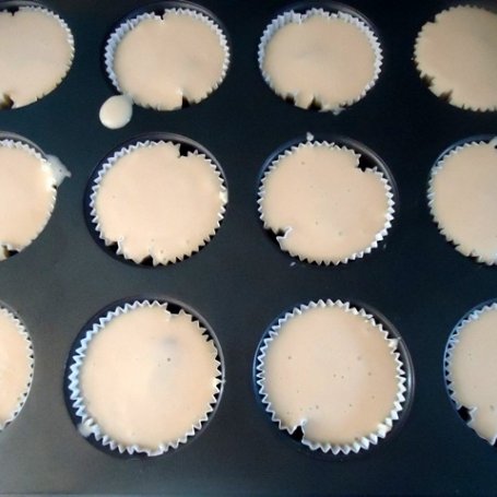 Krok 2 - Muffiny z szarlotkowym nadzieniem foto