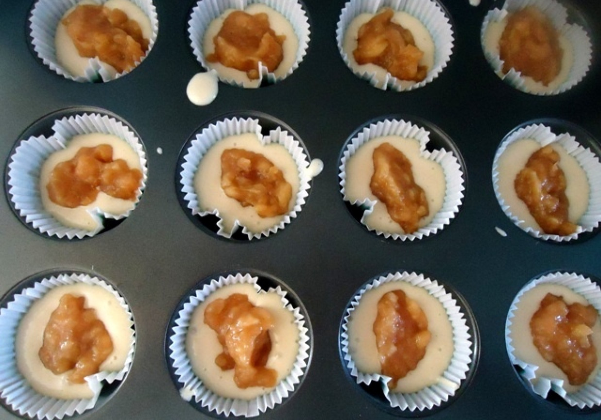 Muffiny z szarlotkowym nadzieniem foto