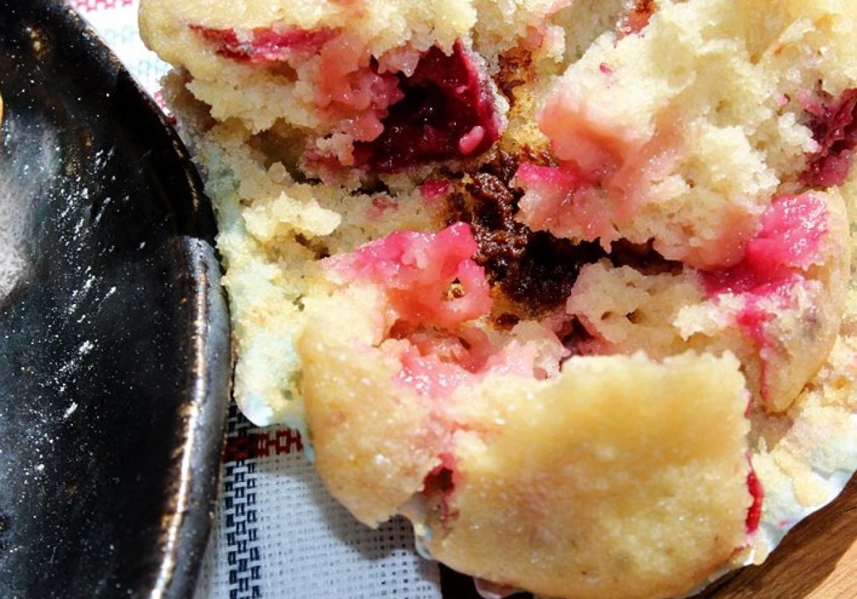 Muffiny z truskawkami, czereśniami i czekoladą foto
