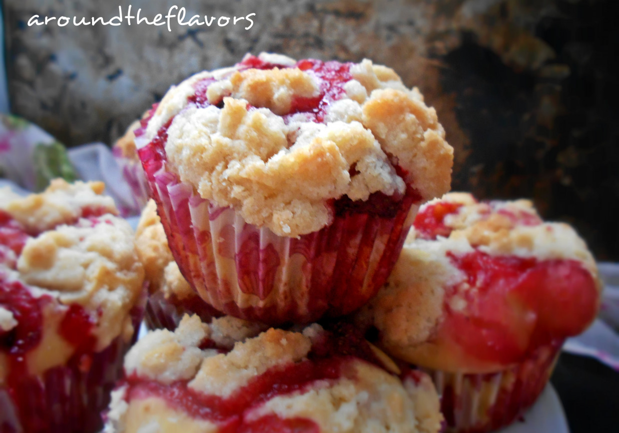 Muffiny z truskawkami i z kruszonką foto