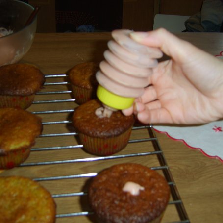 Krok 5 - Muffiny z zieloną herbatą i kremem truskawkowym foto