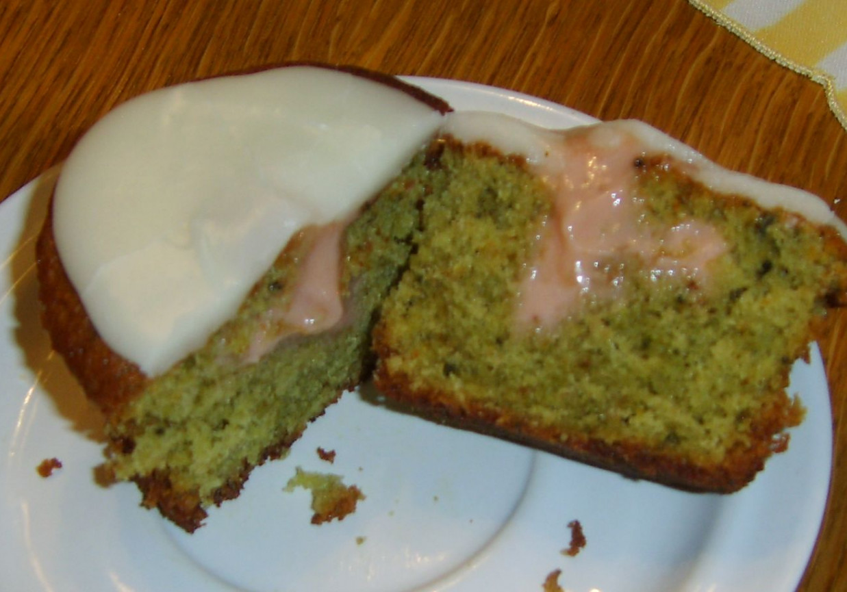 Muffiny z zieloną herbatą i kremem truskawkowym foto
