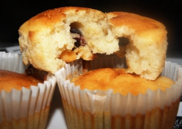 Fotografia przedstawiająca Muffiny z żurawiną i biała czekoladą