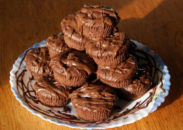 Fotografia przedstawiająca Mufiiny kakaowe z czekoladą
