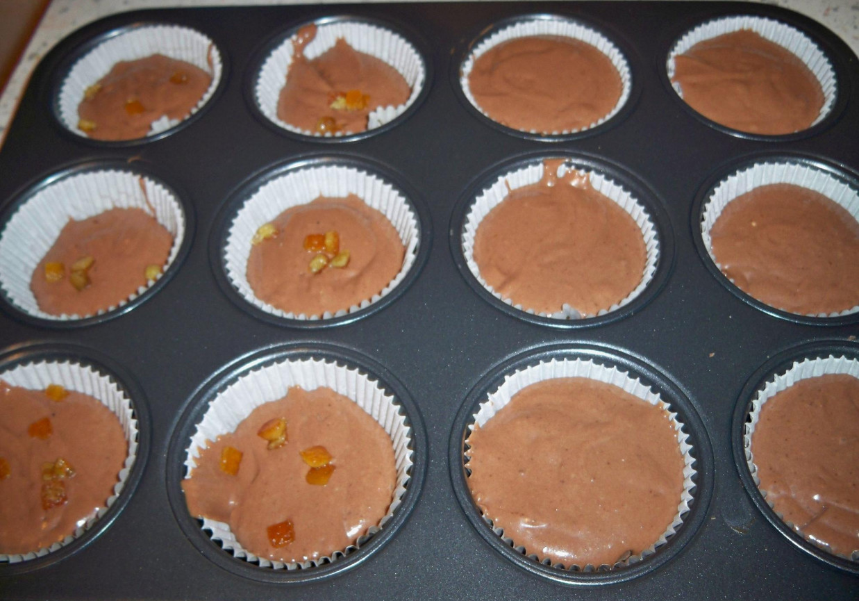 Mufinki czekoladowe z kandyzowaną skórką pomarańczy foto