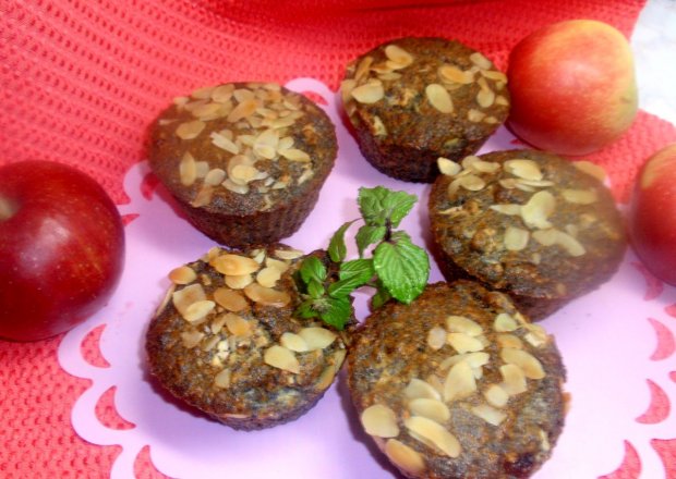 Fotografia przedstawiająca Mufinki  kakaowe  z   jabłkami