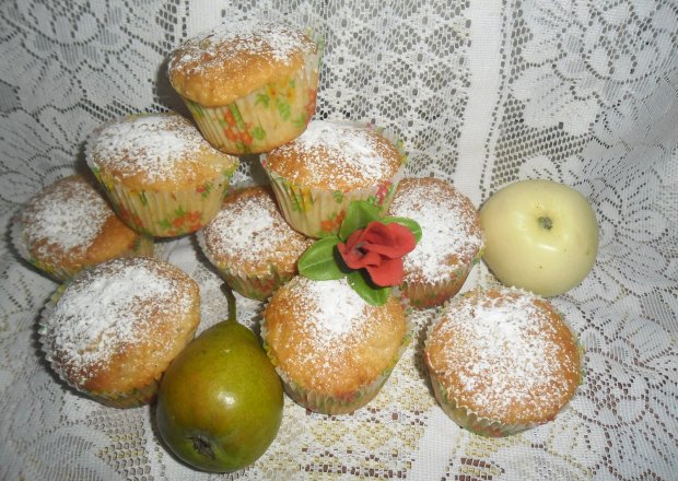 Fotografia przedstawiająca Mufinki z jabłkami i gruszkami