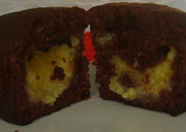 Fotografia przedstawiająca mufiny czekoladowo - cytrynowe
