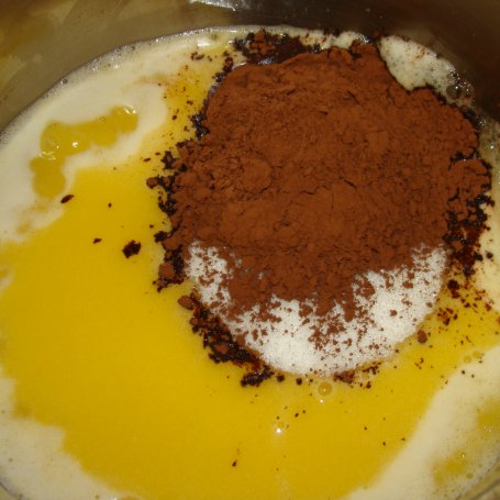 Krok 2 - Murzynek z mascarpone i truskawkami foto