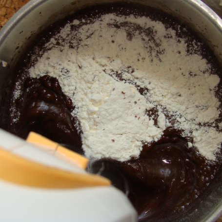 Krok 4 - Murzynek z mascarpone i truskawkami foto