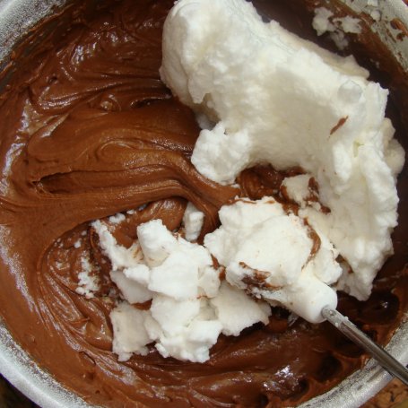 Krok 5 - Murzynek z mascarpone i truskawkami foto