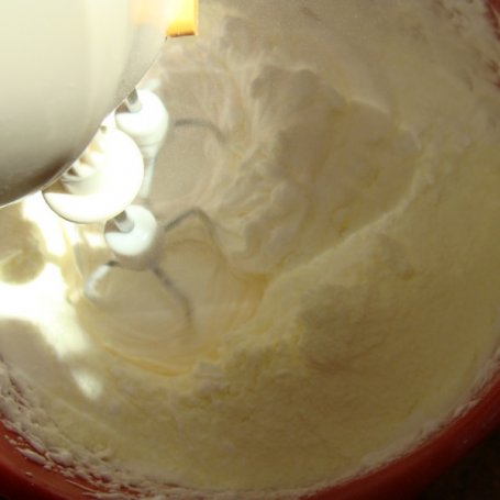 Krok 6 - Murzynek z mascarpone i truskawkami foto