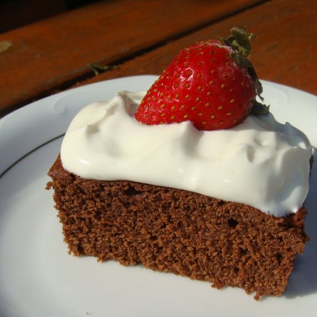Krok 7 - Murzynek z mascarpone i truskawkami foto