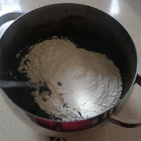 Krok 3 - Murzynek z orzechami foto