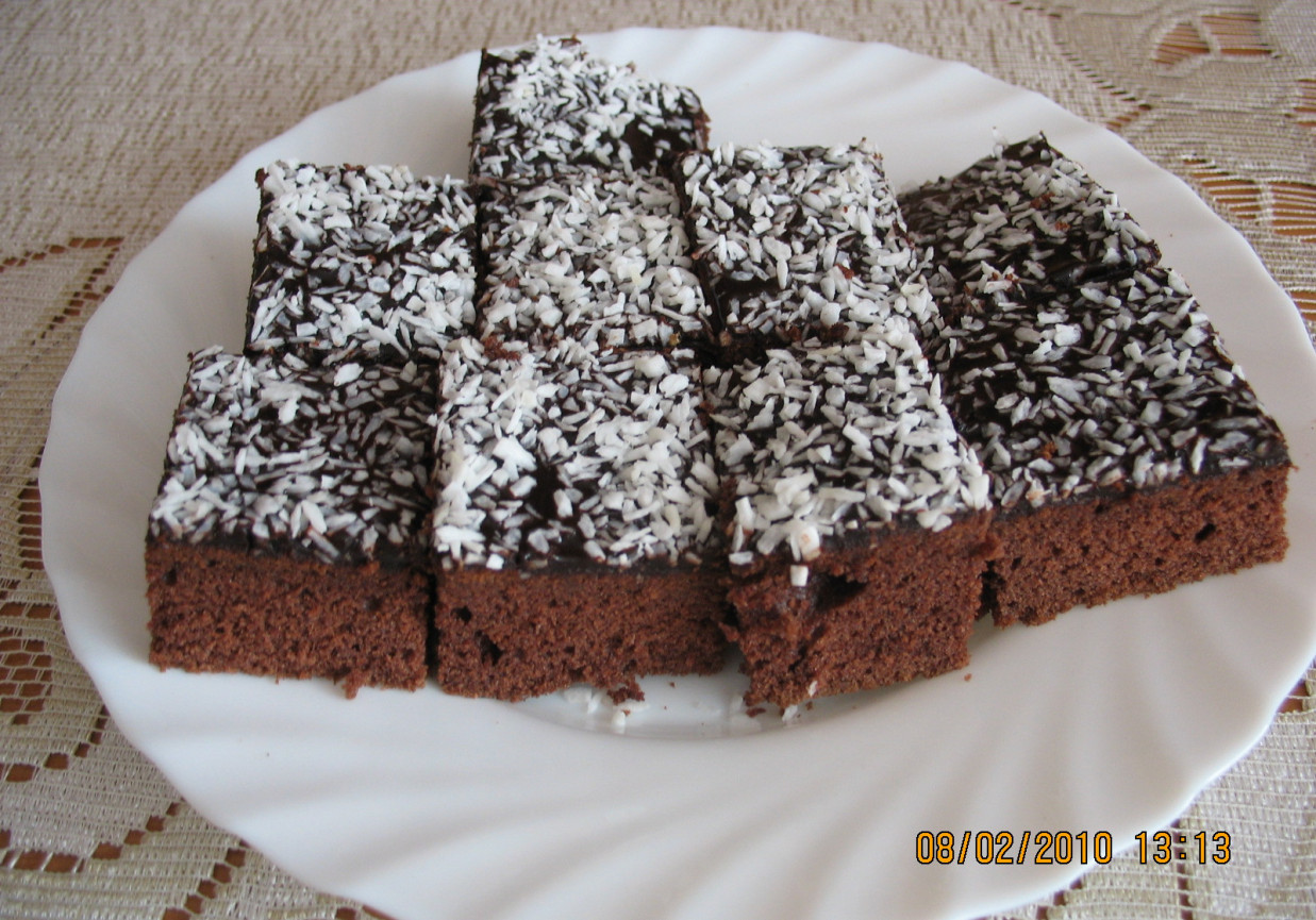 Murzynek z polewą czekoladowo-orzechową foto