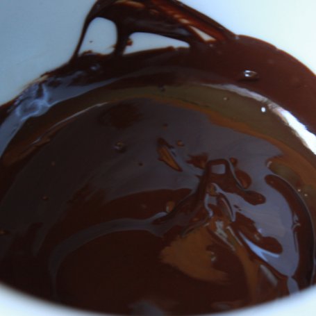Krok 2 - Mus czekoladowy z karmelowymi orzeszkami foto
