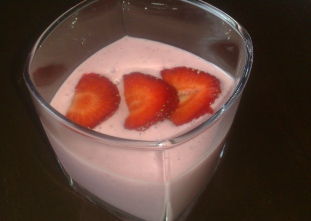 Fotografia przedstawiająca mus jogurtowo-truskawkowy