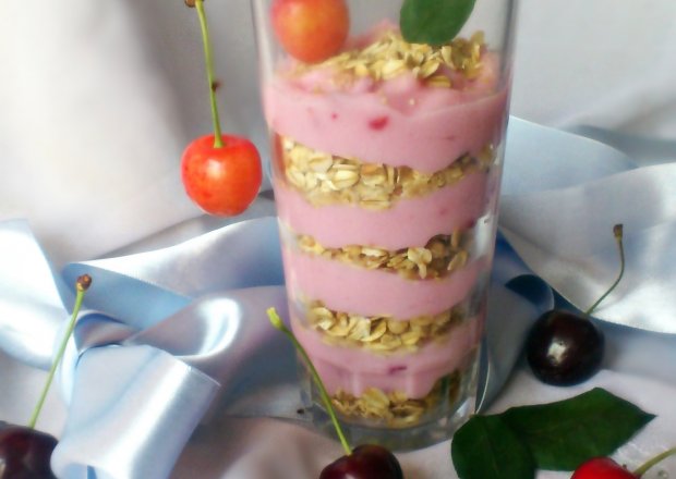 Fotografia przedstawiająca Mus jogurtowy z crunchy i owocami