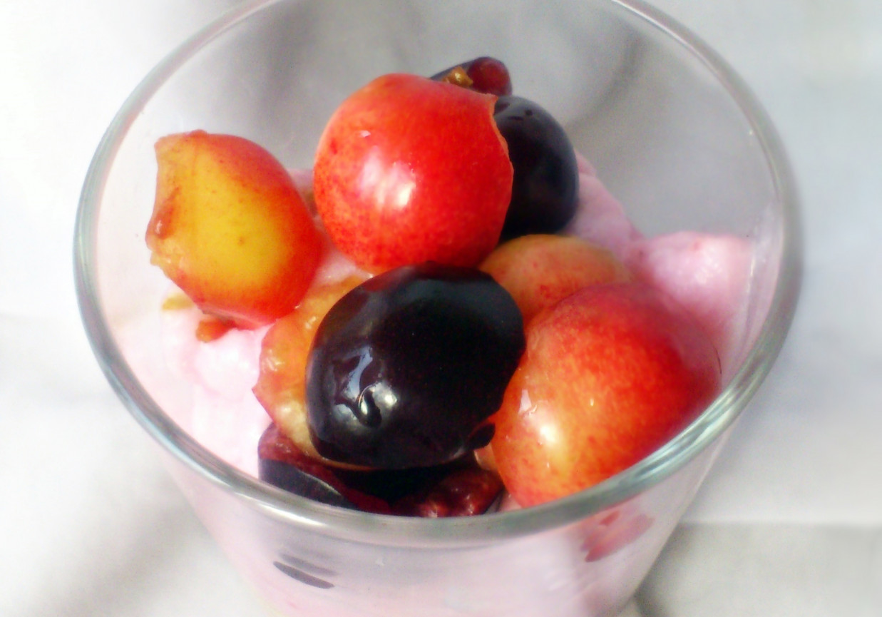 Mus jogurtowy z crunchy i owocami  foto