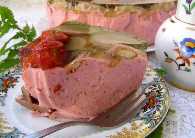 Fotografia przedstawiająca mus truskawkowy na zimno, czyli deser pyszny...