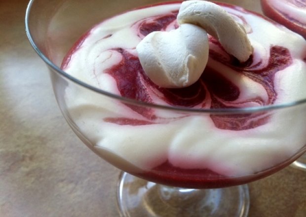 Fotografia przedstawiająca Mus truskawkowy z piankami marshmallows