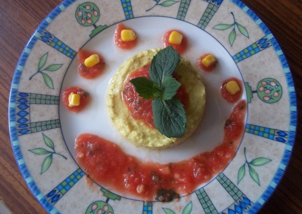 Fotografia przedstawiająca Mus z bakłażana i kurczaka z pomidorowo-miętowym sosem
