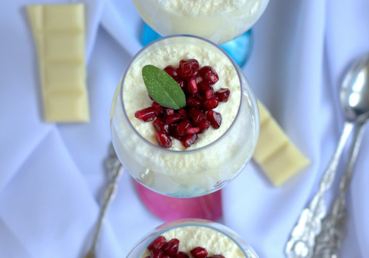 MUS Z BIAŁEJ CZEKOLADY Z GRANATEM foto