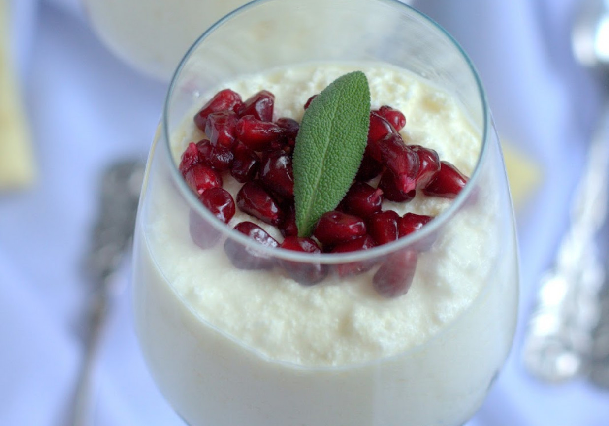 MUS Z BIAŁEJ CZEKOLADY Z GRANATEM foto