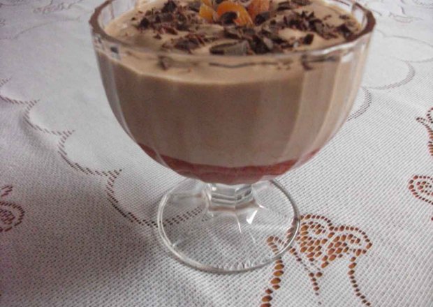Fotografia przedstawiająca Mus z czekolady mlecznej z truskawkami