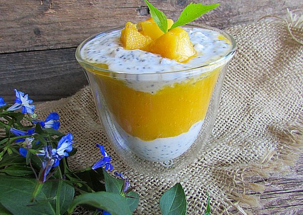 Fotografia przedstawiająca Mus z mango z jogurtem i nasionami