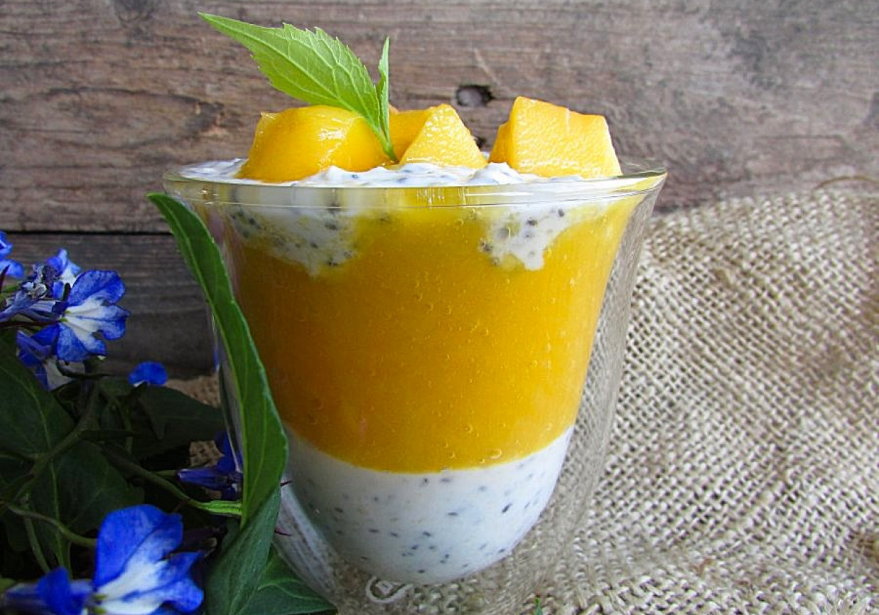 Mus z mango z jogurtem i nasionami  foto