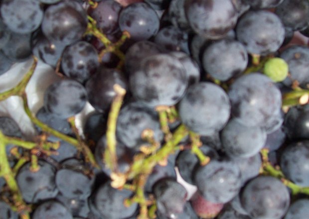 Fotografia przedstawiająca mus z manny z winogronem