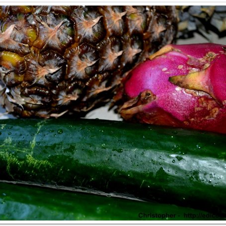 Krok 1 - Mus z ogórka kaszubskiego z egzotyczną pitają i ananasem. foto