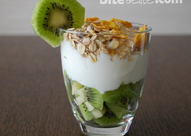 Fotografia przedstawiająca Musli z kiwi i jogurtem