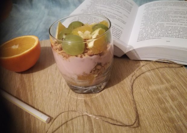 Fotografia przedstawiająca Musli z owocami i jogurtem