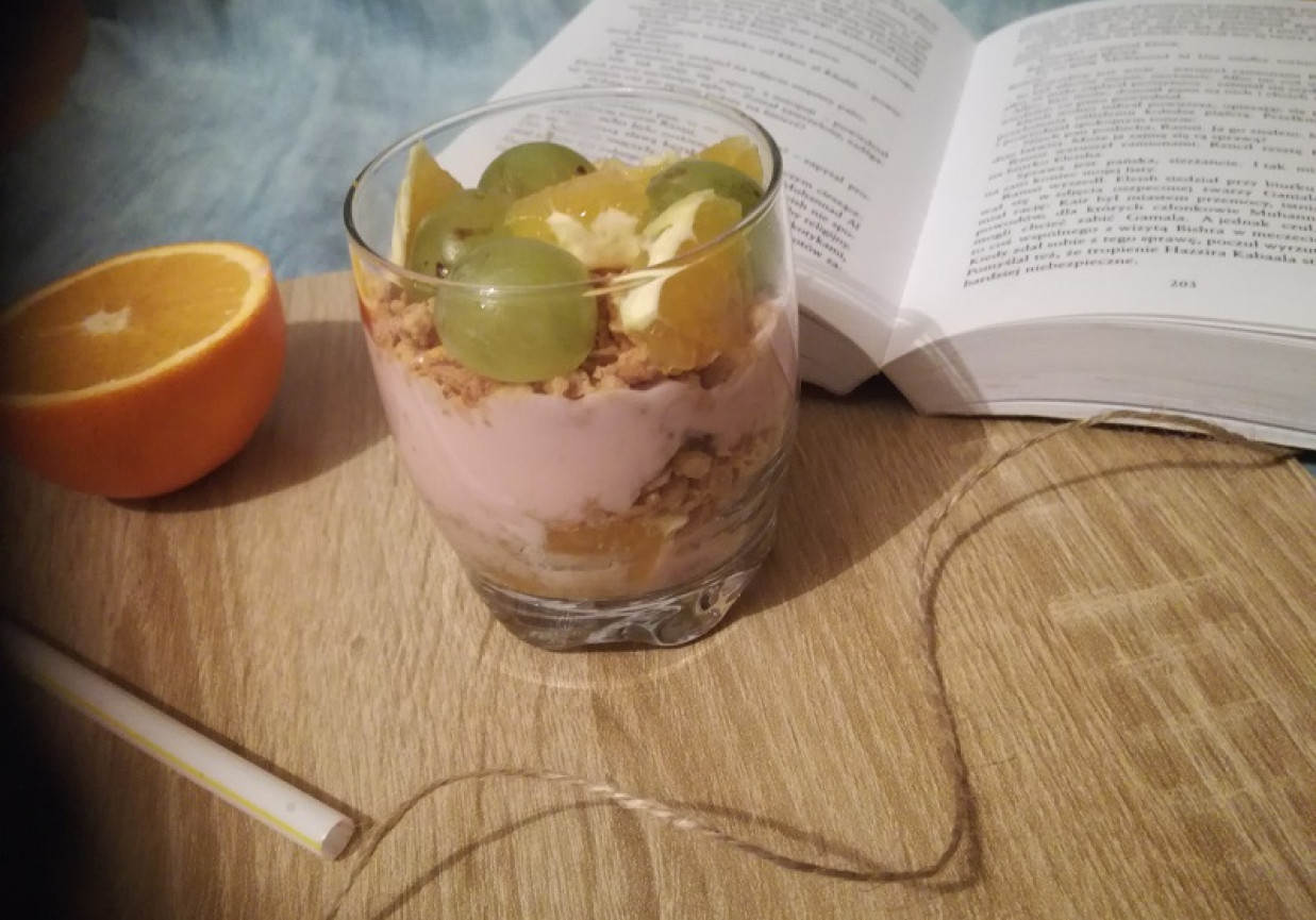 Musli z owocami i jogurtem foto