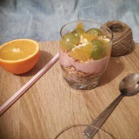 Krok 3 - Musli z owocami i jogurtem foto